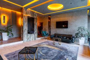 TV a/nebo společenská místnost v ubytování MARION SPA Hotel & Spa - RENOVATION - Rooms, SPA area, Swimming pool, Reception, Restaurant, Lounge Bar, Hookah bar, Children's room, Parking, SPA and Breakfast included in the price + 246 fotografií