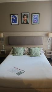 Ένα ή περισσότερα κρεβάτια σε δωμάτιο στο Cit'Hotel le Challonge