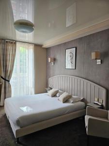 Ένα ή περισσότερα κρεβάτια σε δωμάτιο στο Cit'Hotel le Challonge