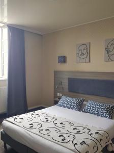 Ένα ή περισσότερα κρεβάτια σε δωμάτιο στο Cit'Hotel le Challonge