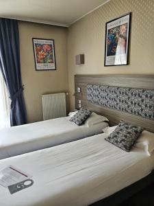 Ένα ή περισσότερα κρεβάτια σε δωμάτιο στο Cit'Hotel le Challonge