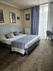 Ένα ή περισσότερα κρεβάτια σε δωμάτιο στο Cit'Hotel le Challonge