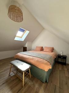 Un dormitorio con una cama grande en un ático. en Charme Thoiry-Versailles-Giverny, en Arnouville-lès-Mantes