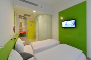 Una televisión o centro de entretenimiento en POP! Hotel Diponegoro