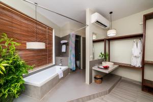 暹粒Bayon Modern Residence的带浴缸和水槽的浴室