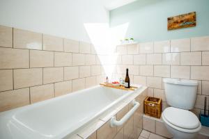 Ένα μπάνιο στο Welcoming Pembrokeshire home, perfect escape for couples, beach 5 mins, doorstep walks +24 φωτογραφίες