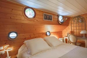 Ένα ή περισσότερα κρεβάτια σε δωμάτιο στο Maïtena Péniche Hôtel de charme Dole-Choisey