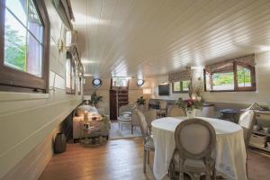 Χώρος καθιστικού στο Maïtena Péniche Hôtel de charme Dole-Choisey