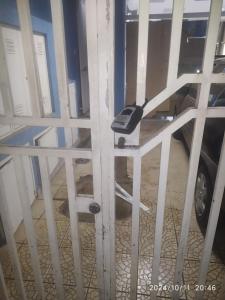 une porte dans un garage avec une voiture derrière dans l'établissement Espaço Inteiro Oscar Freire Capacidade grupo até 30 hóspedes, à São Paulo 56 autres photos