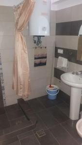 a bathroom with a sink and a toilet at Στούντιο κοντά στο Πανεπιστήμιο, περιοχή κόμβος ΤΕΙ in Koíla