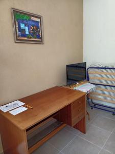 an office with a wooden desk and a chair at Στούντιο κοντά στο Πανεπιστήμιο, περιοχή κόμβος ΤΕΙ in Koíla