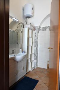 un bagno con lavandino e specchio di Civico 1 a Oria Altre 11 foto