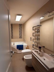 un bagno con un water, un lavandino e una vasca di Lo Specchio dei Papiri a Napoli Altre 59 foto