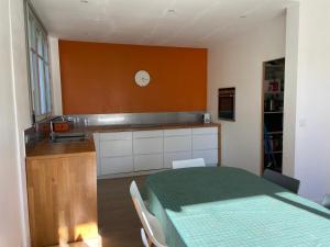 Η κουζίνα ή μικρή κουζίνα στο Maison Lumineuse Proche Plages St Palais sur mer
