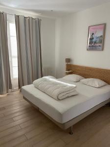 Ένα ή περισσότερα κρεβάτια σε δωμάτιο στο Maison Lumineuse Proche Plages St Palais sur mer