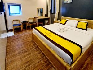 Postel nebo postele na pokoji v ubytování Hoàng Gia Hotel Côn Đảo
