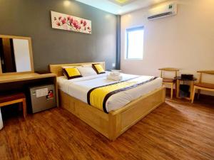 Postel nebo postele na pokoji v ubytování Hoàng Gia Hotel Côn Đảo