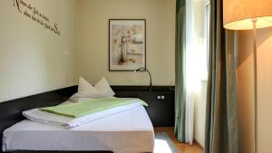 Postel nebo postele na pokoji v ubytování Gartenstadt Hotel