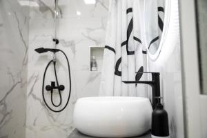 Koupelna v ubytování Jonian Boutique Hotel + 37 fotografií