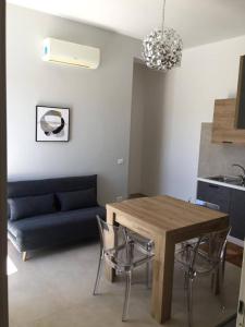 una sala de estar con una mesa y un sofá en Appartamento Ginevra, en Nettuno