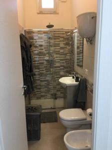 Un baño con ducha, inodoro y lavabo. en Appartamento Ginevra, en Nettuno