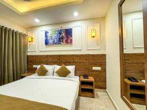 Un dormitorio con una cama grande en una habitación. en Hotel Nirvana Bliss, Behind Parmarth Niketan, en Rishīkesh