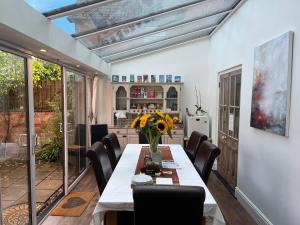 Un comedor con mesa y sillas en Rie's Retreat - The Amethyst Room, en Glastonbury