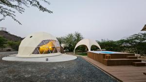 八田Hatta Resorts的圆顶帐篷 - 带游泳池和热水浴池