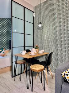 シエラネバダにあるNorth Adventureのテーブルと椅子2脚のあるダイニングルーム