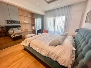 a bedroom with a large bed and a mirror at Les Jasmins Gammarth, luxueux appartement pour 4 in La Marsa