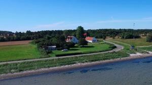 AllingåbroDjursland Lystrup Strand Ferieboliger的水边房子的空中景观