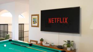TV a/nebo společenská místnost v ubytování ArtGallery - Suite Superior due camere matrimoniali in Villa