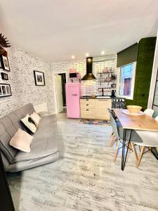 シエラネバダにあるNorth Adventureのソファとテーブルのあるリビングルーム