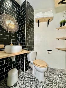 シエラネバダにあるNorth Adventureのトイレと洗面台のあるバスルーム