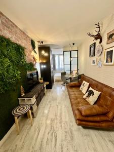 シエラネバダにあるNorth Adventureのリビングルーム(茶色の革張りのソファ付) +43枚の写真