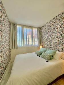 シエラネバダにあるNorth Adventureの窓のある大きな白いベッドのある寝室