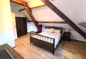 Un dormitorio con una cama en un ático en Cocon familial verdoyant - Famille Only - Fête interdite, en Montreuil-aux-Lions