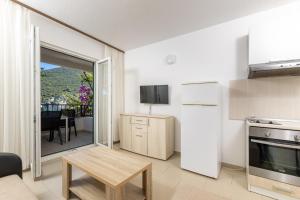 Kuchyňa alebo kuchynka v ubytovaní Apartmani Ružica