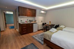 a bedroom with a bed and a kitchen with a table at THE MUA LUXURY HOMEs in Istanbul