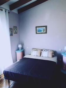 モライラにあるApartamento en Moraira con piscina 100 m de la playaの青いシーツと枕が備わったベッドのある寝室