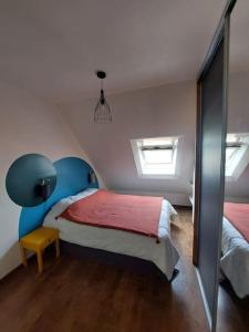 a bedroom with a bed and a window at Confort entre lac et montagne in Tresserves