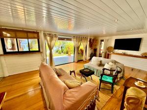 TV a/nebo společenská místnost v ubytování Fare One Island Moorea