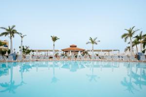 Bazén v ubytování R2 Buganvilla Hotel & Spa nebo v jeho okolí