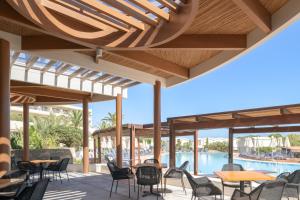 Bazén v ubytování Agapi Beach Resort Premium All Inclusive nebo v jeho okolí