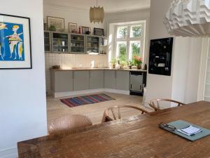 una cucina e una sala da pranzo con un tavolo di legno di Canal view a Copenaghen