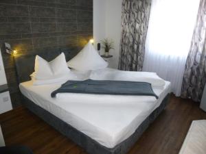 Postel nebo postele na pokoji v ubytování Gartenstadt Hotel