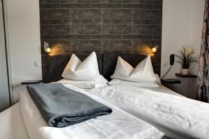 Postel nebo postele na pokoji v ubytování Gartenstadt Hotel