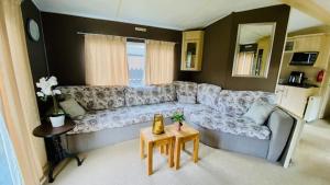 Ein Sitzbereich in der Unterkunft Ferienhaus Vienna am Kronensee
