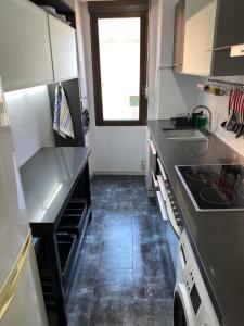 Kuchyň nebo kuchyňský kout v ubytování Apartaments Portbou Costa Brava