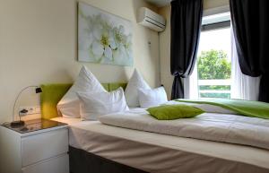 Postel nebo postele na pokoji v ubytování Gartenstadt Hotel